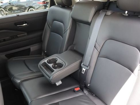 Used 2023 Nissan Pathfinder SL AWD/4WD image 15