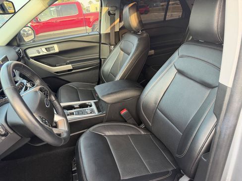Used 2023 Ford Explorer Limited AWD/4WD image 5