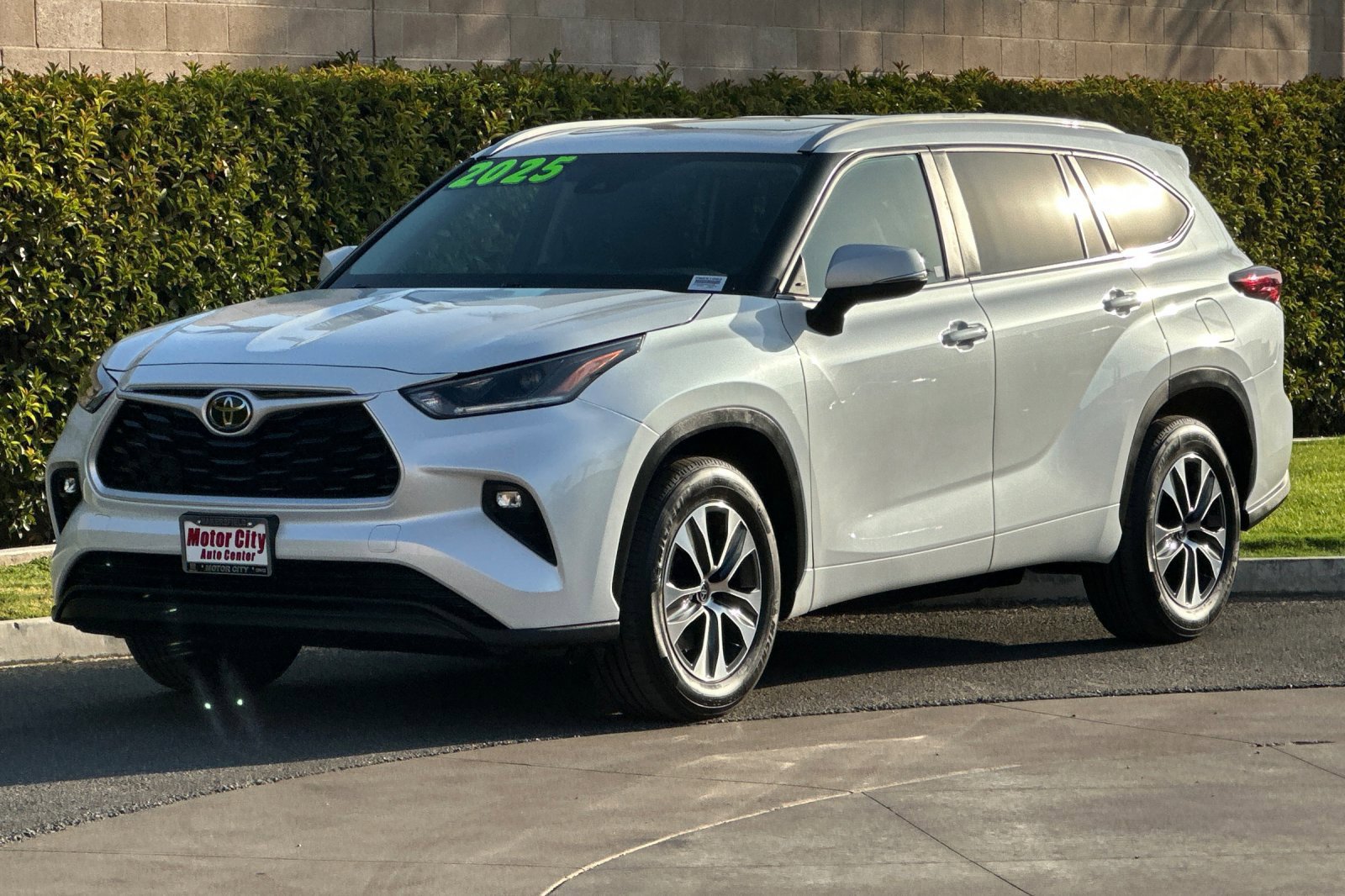 Used 2025 Toyota Highlander XLE FWD image 8