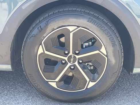 Used 2023 Kia Niro EX image 9