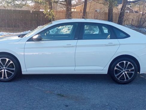 Used 2024 Volkswagen Jetta Sport image 4