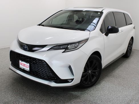 Used 2023 Toyota Sienna XSE FWD image 2