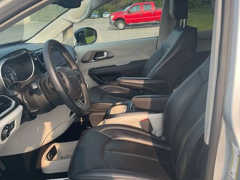Used 2024 Chrysler Pacifica Touring-L FWD image 11