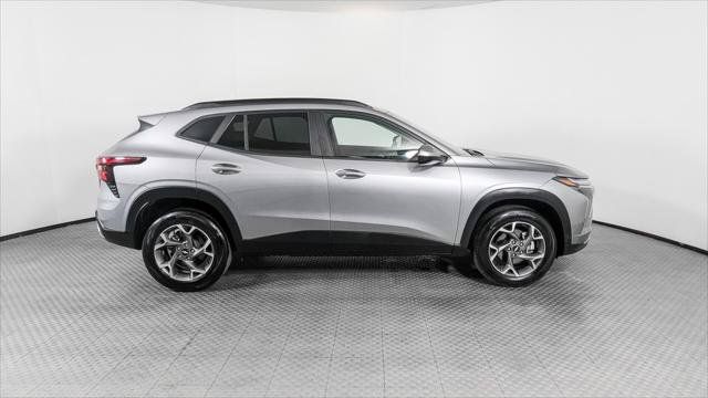 Used 2025 Chevrolet Trax LT w/ LT Convenience Package FWD image 9