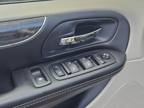 Used 2014 Chrysler Town & Country Touring image 11