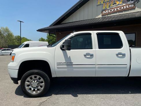 Used 2012 GMC Sierra 2500 Denali w/ Suspension Package, Off-Road AWD/4WD image 2