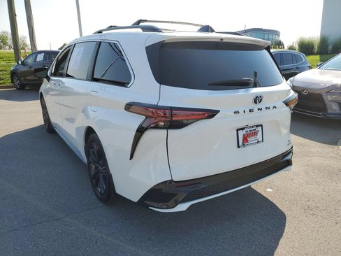 Used 2024 Toyota Sienna XSE w/ XSE Plus Package FWD image 3