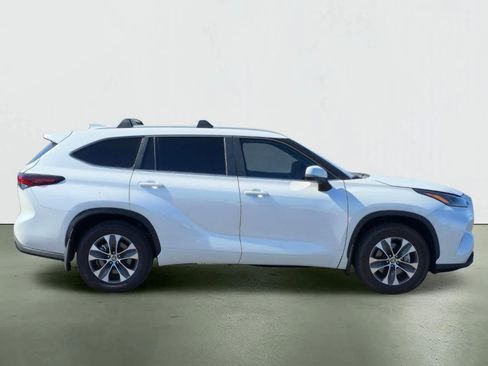 Used 2025 Toyota Highlander XLE AWD/4WD image 7