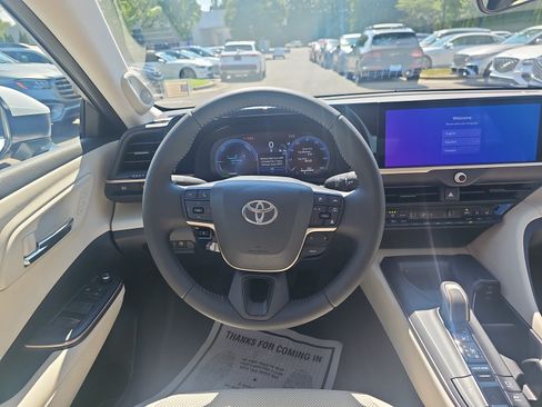 Used 2023 Toyota Crown AWD/4WD image 18