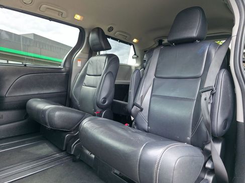 Used 2017 Toyota Sienna SE Premium image 13
