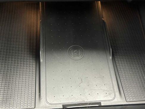 Used 2025 Volvo XC40 B5 Plus w/ Protection Package Premier image 28