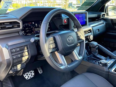 Used 2025 Toyota Tacoma TRD Sport image 16