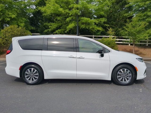 Used 2024 Chrysler Pacifica Limited FWD image 3