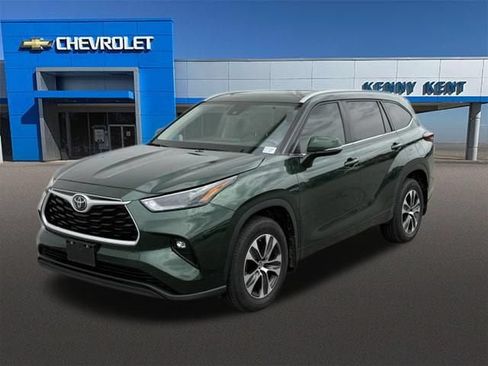 Used 2024 Toyota Highlander XLE AWD/4WD image 32
