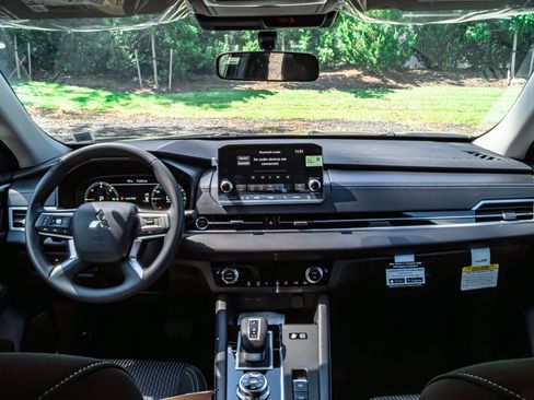 New 2025 Mitsubishi Outlander ES image 17