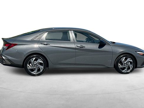 Certified 2025 Hyundai Elantra Sport image 9