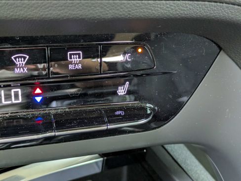 Used 2023 Buick Envision Essence FWD image 23