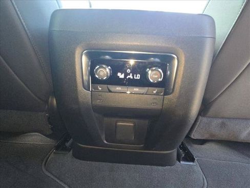 Used 2025 Chevrolet Suburban High Country AWD/4WD image 17