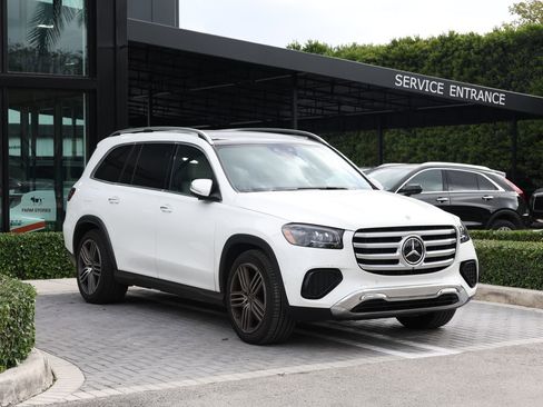 Used 2025 Mercedes-Benz GLS 450 4MATIC image 2