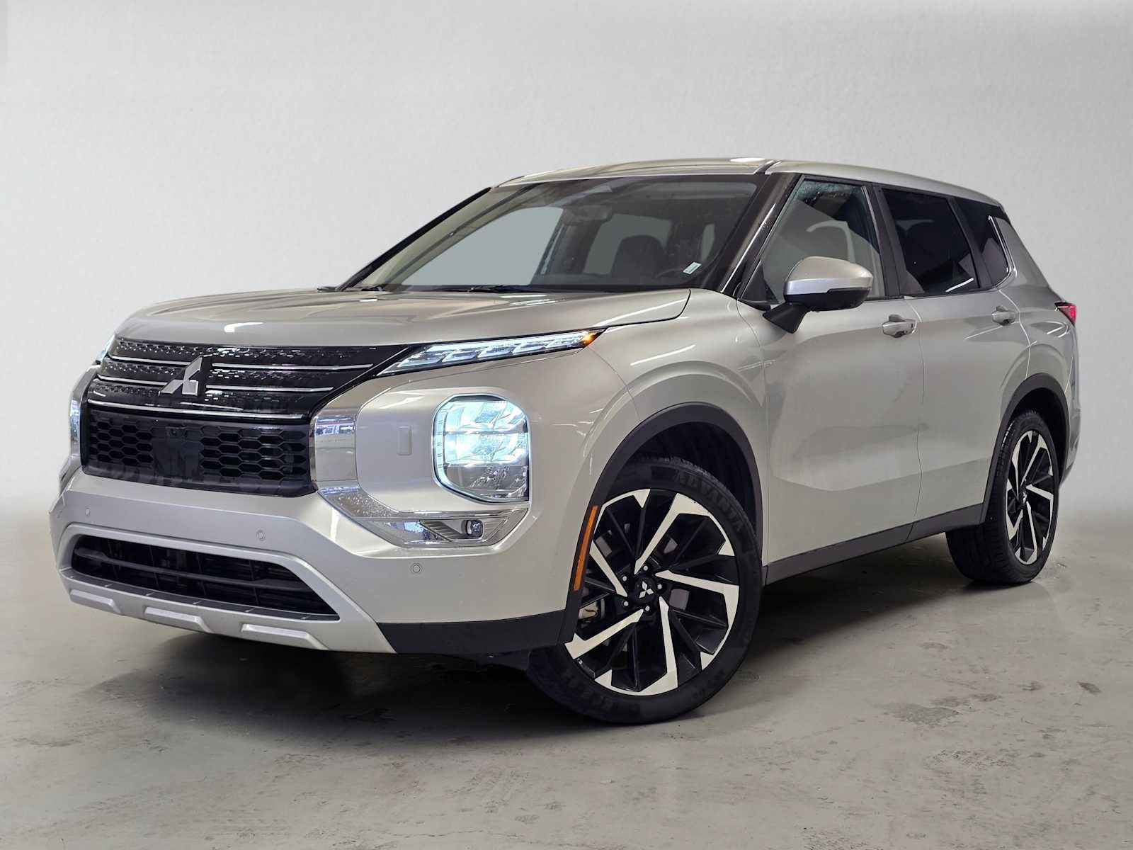Used 2024 Mitsubishi Outlander SE AWD/4WD image 1