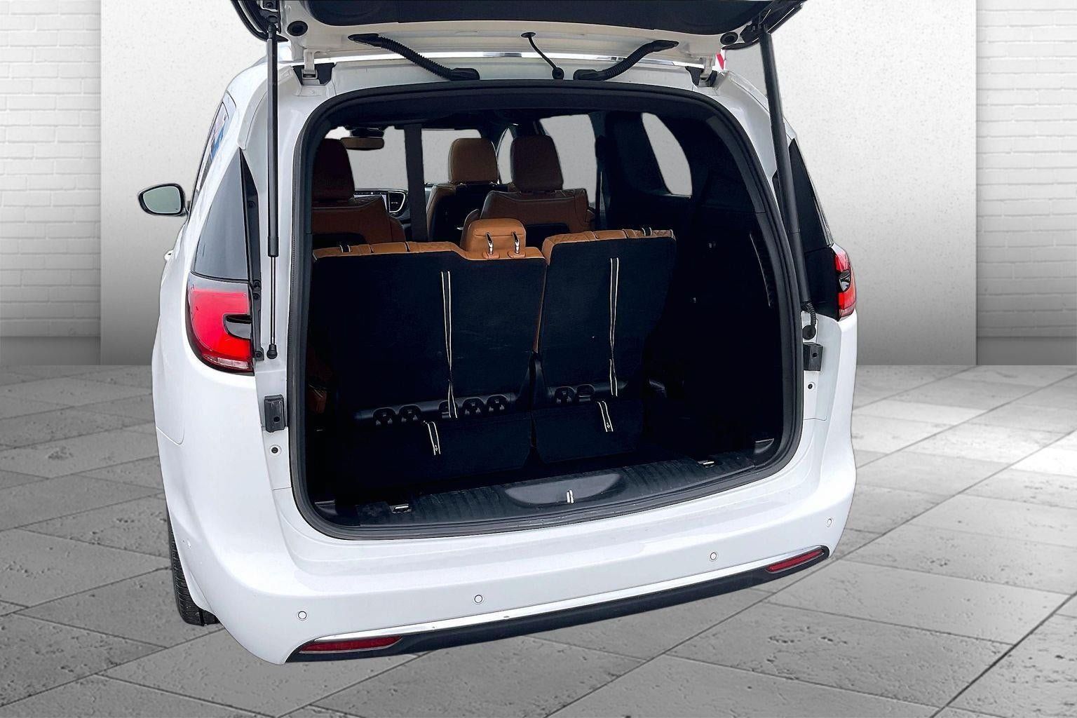 Used 2023 Chrysler Pacifica Pinnacle FWD image 4