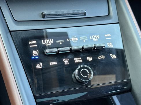 Used 2025 Porsche Macan 4 Electric image 17