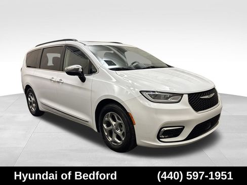 Used 2023 Chrysler Pacifica Limited FWD image 3