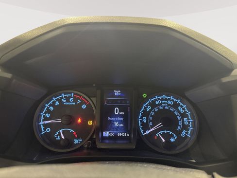 Used 2018 Toyota Tacoma TRD Off-Road w/ Technology Package AWD/4WD image 11