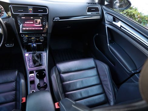 Used 2017 Volkswagen Golf R 4-Door image 24