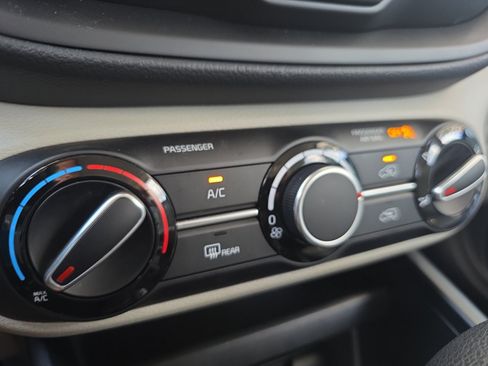 Used 2025 Kia Soul LX w/ LX Technology Package FWD image 16