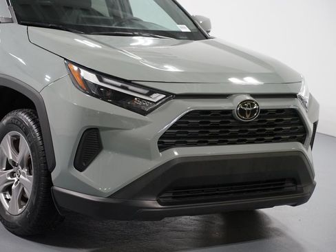 Used 2022 Toyota RAV4 XLE w/ Convenience Package FWD image 4