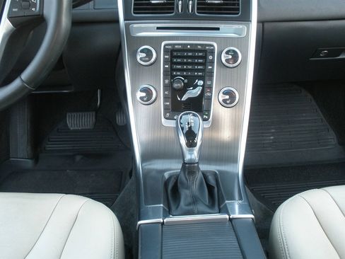 Used 2016 Volvo XC60 T6 Platinum w/ Protection Package AWD/4WD image 37