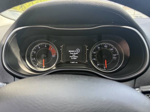 Used 2019 Jeep Cherokee Latitude Plus w/ Cold Weather Group AWD/4WD image 8