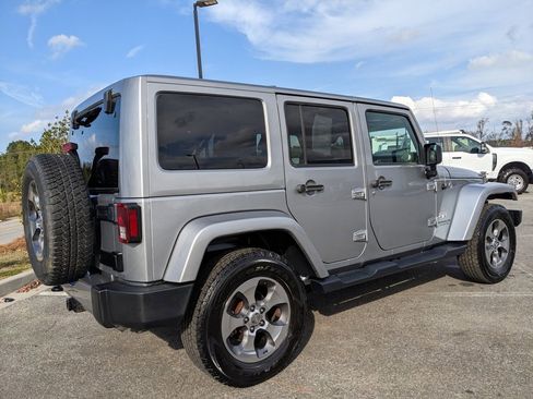 Used 2017 Jeep Wrangler Unlimited Sahara w/ Connectivity Group image 15