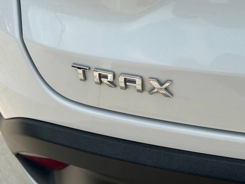 Used 2025 Chevrolet Trax LT FWD image 12