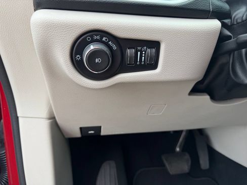 Used 2024 Chrysler Pacifica Touring-L FWD image 17