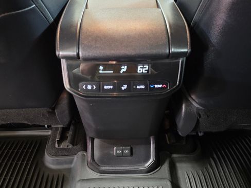 Used 2023 Toyota Highlander XLE FWD image 13