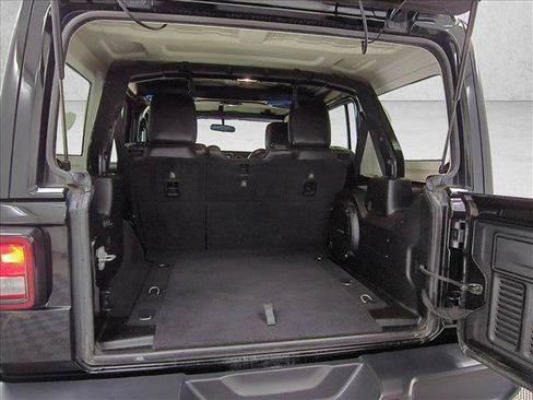 Used 2018 Jeep Wrangler Unlimited Sahara AWD/4WD image 6