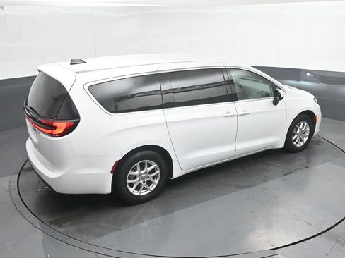 Used 2023 Chrysler Pacifica Touring-L FWD image 30