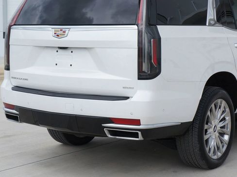 Used 2022 Cadillac Escalade Premium Luxury image 16