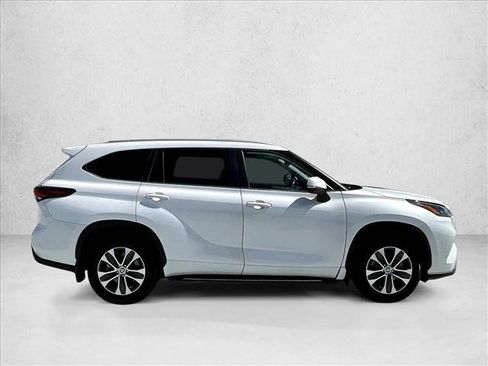 Used 2024 Toyota Highlander XLE FWD image 5
