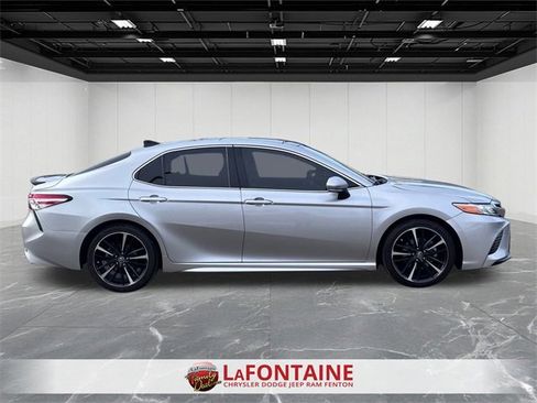 Used 2020 Toyota Camry XSE image 6