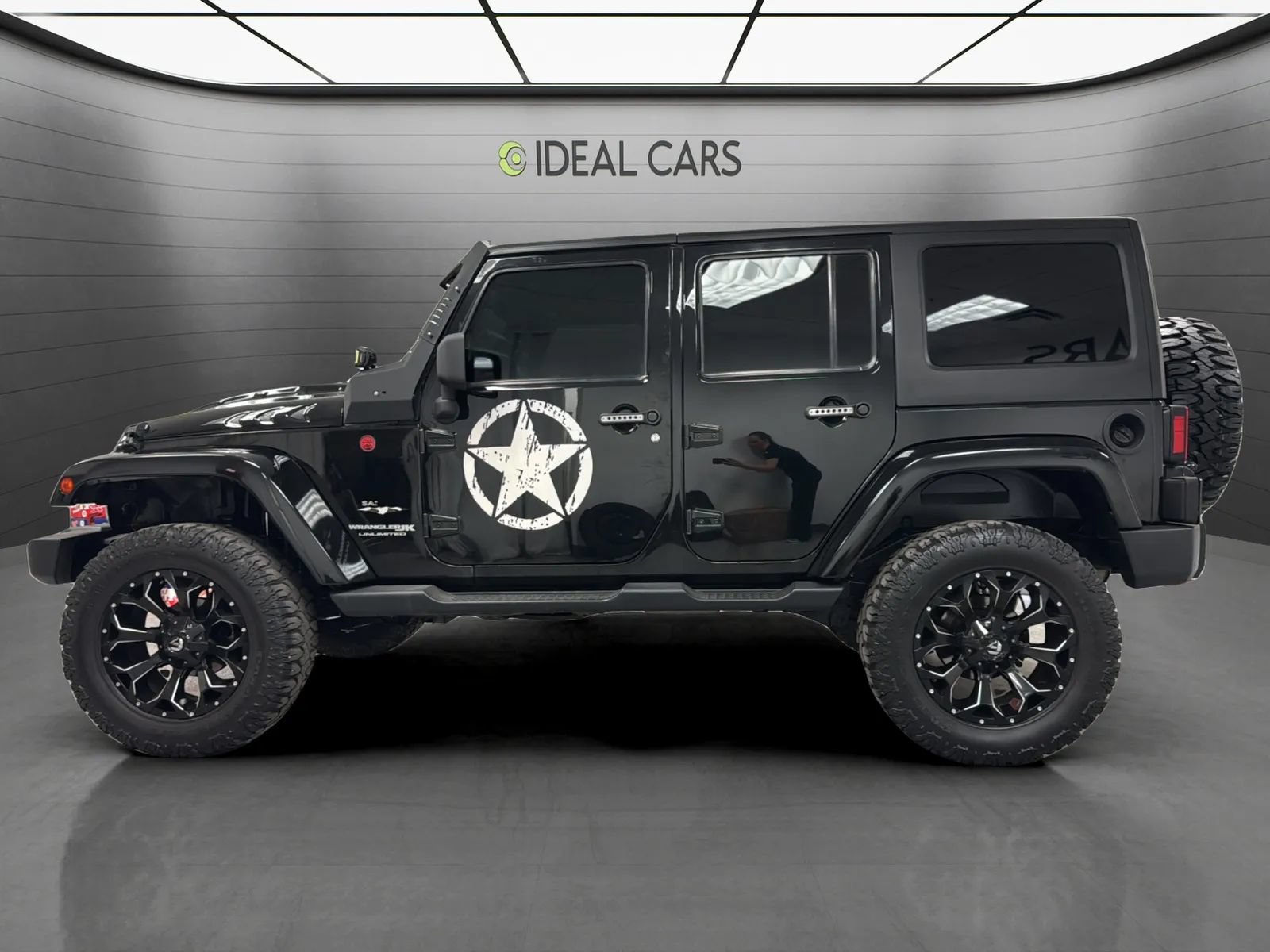 Used 2018 Jeep Wrangler Unlimited Sahara w/ Connectivity Group AWD/4WD image 8