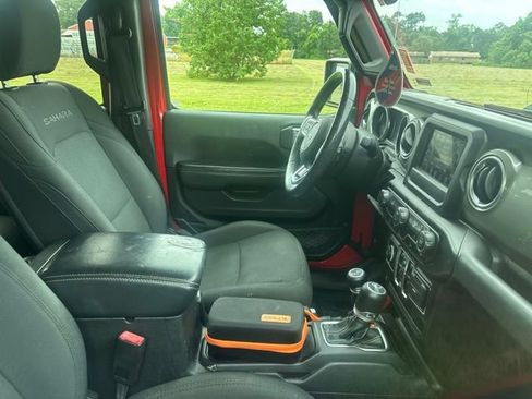 Used 2019 Jeep Wrangler Unlimited Sahara AWD/4WD image 15