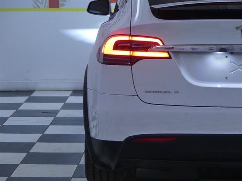 Used 2018 Tesla Model X 75D AWD/4WD image 29