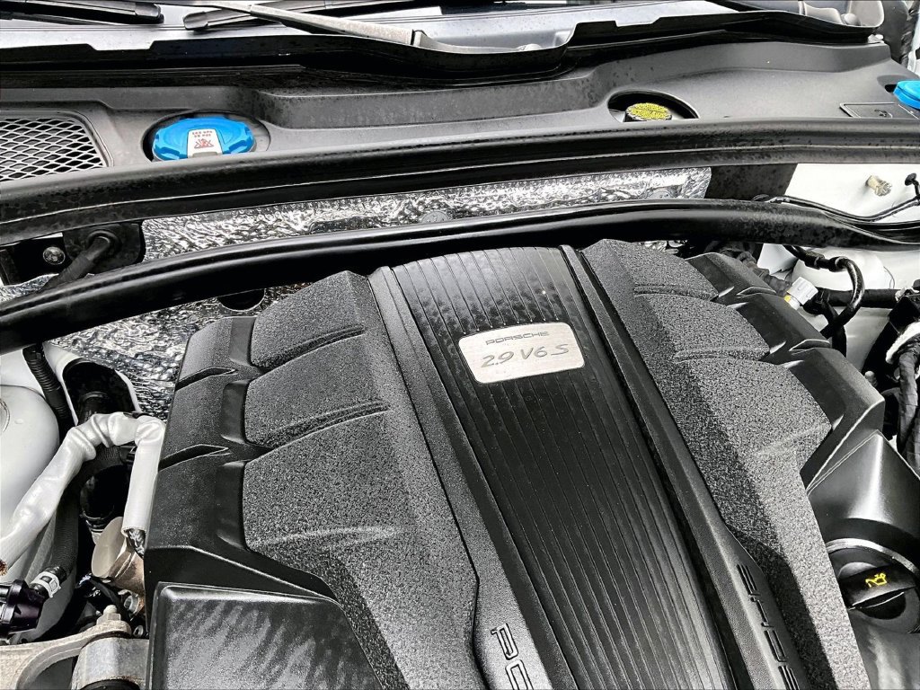 Certified 2023 Porsche Macan S AWD/4WD image 34