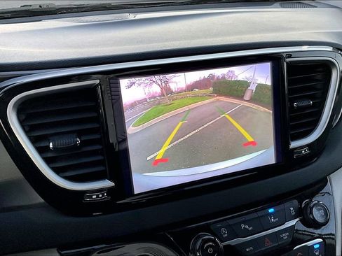 Used 2024 Chrysler Pacifica Touring-L image 11