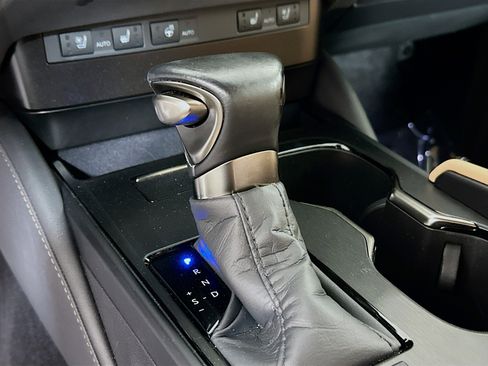 Used 2024 Lexus ES 350 w/ Premium Package image 21