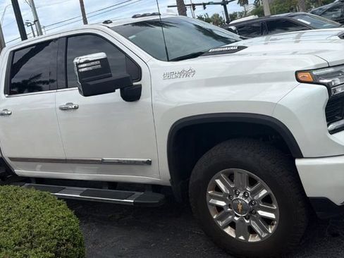 Used 2025 Chevrolet Silverado 3500 High Country w/ High Country Premium Package AWD/4WD image 3