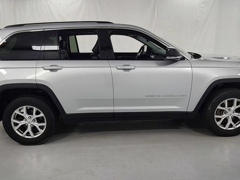 Used 2022 Jeep Grand Cherokee Limited AWD/4WD image 2